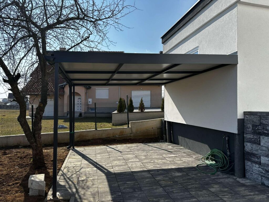 Tarase me sandwich panel